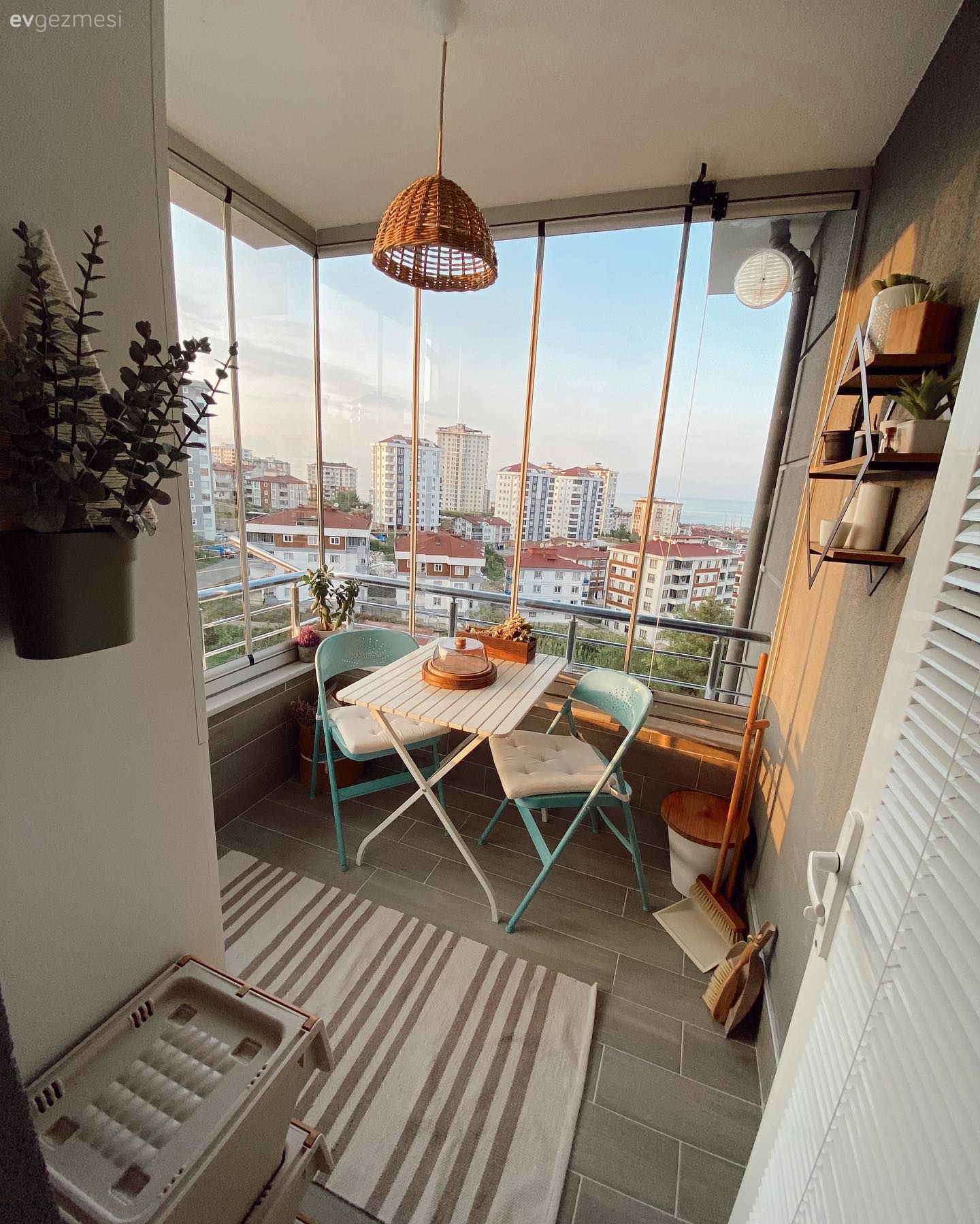 Kapalı balkon, Balkon masası, Sandalye, Balkon halısı, Balkon avizesi, Hasır avize, Balkon duvar dekorasyonu