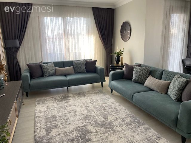 Salon, Modern, Yeşil, Gri, Beyaz, Vizon, Bej, Koltuk takımı, Tv ünitesi, Halı, Salon halısı, Fon perde, Perde, Tül perde, Ev bitkisi, Füme