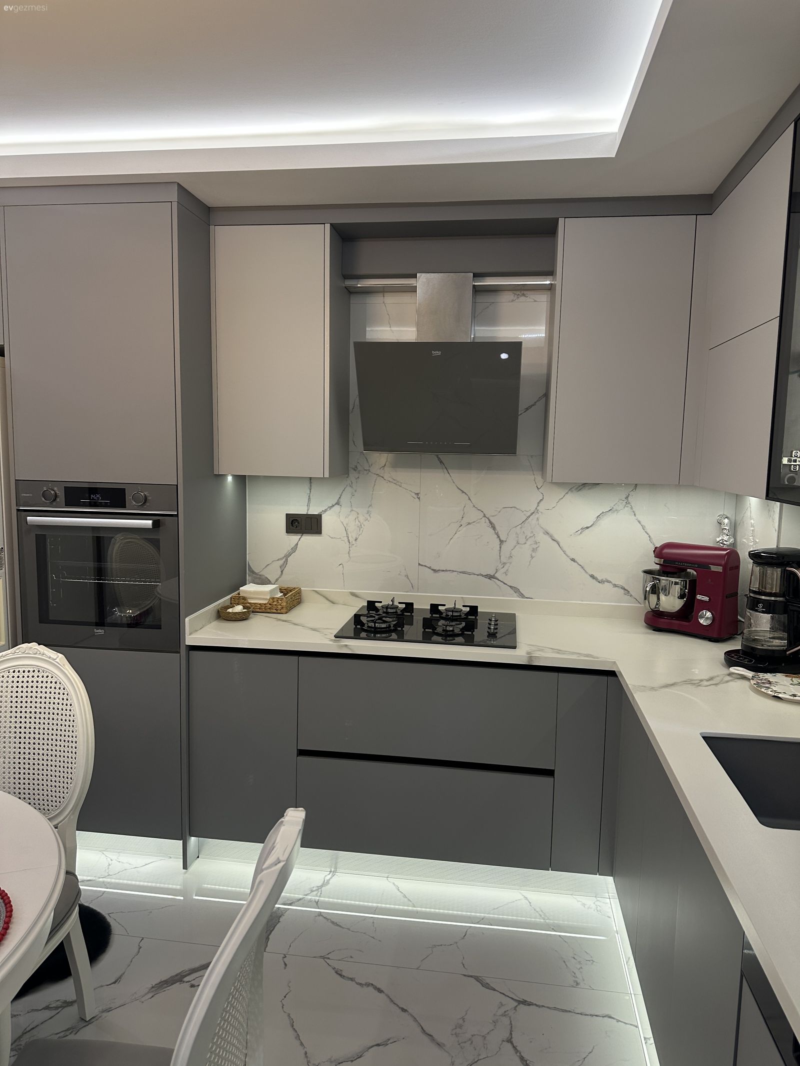 Bu Mutfakta Modern Dolaplar Country Masa ile Samimiyet Kazanmış!