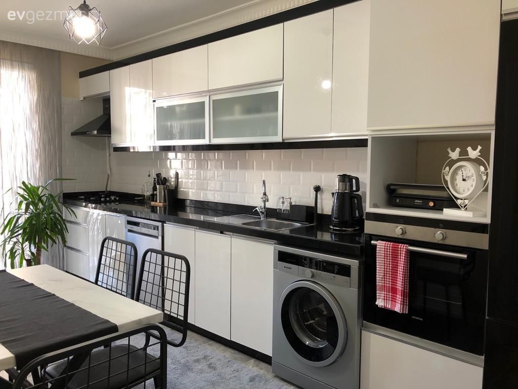 Mutfak, Beyaz, Siyah, Siyah tezgah, Mutfak tezgahı, Metal sandalye, Sandalye, Mutfak tezgah arası, Mutfak masası