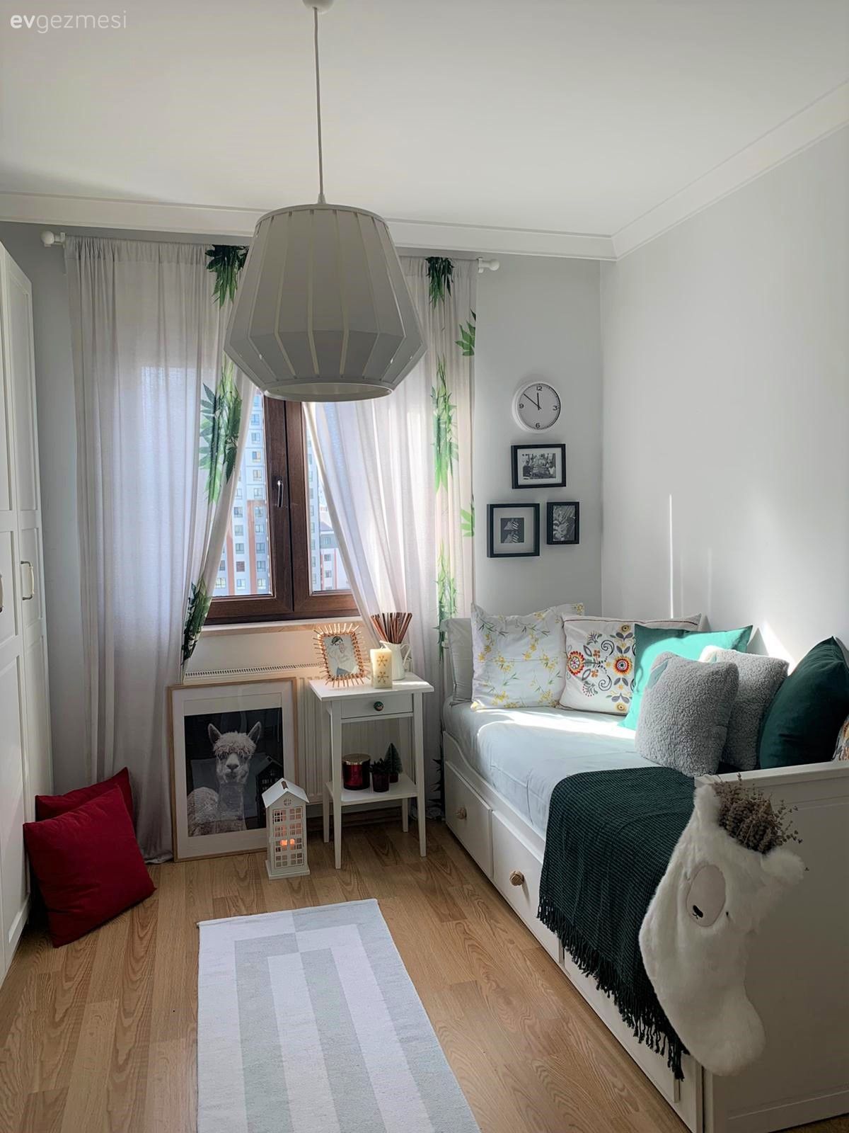 Oturma Odası, Gri, Beyaz, Hardal, Koltuk takımı, Gri koltuk, Bank, Kırlent, Ev tekstili, Fon perde, Perde, Komodin