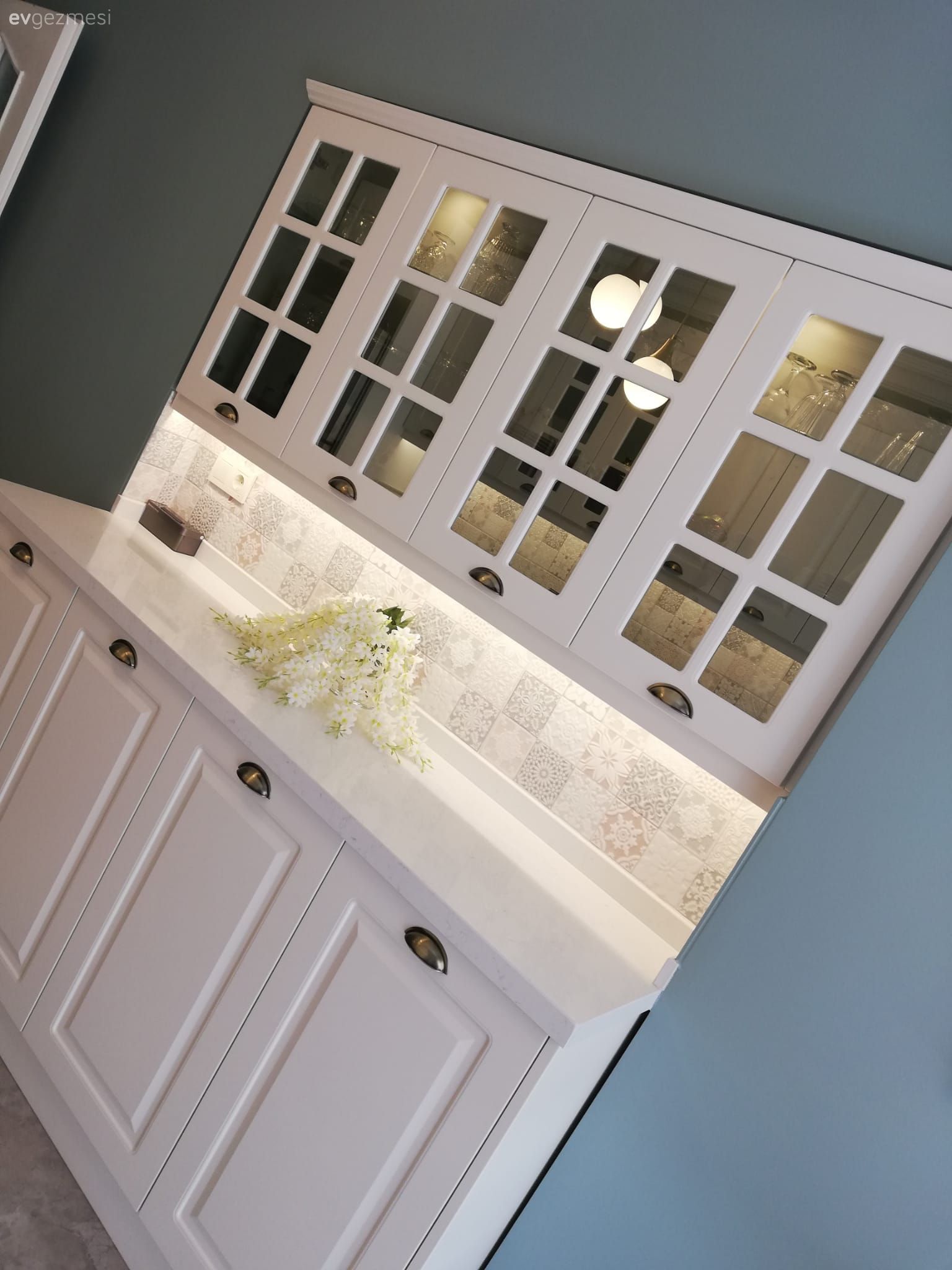 Mavi duvar, Beyaz, Shaker kapaklı dolaplar, Mutfak, Mutfak tezgahı, Mutfak tezgah arası, Tezgah arası seramik