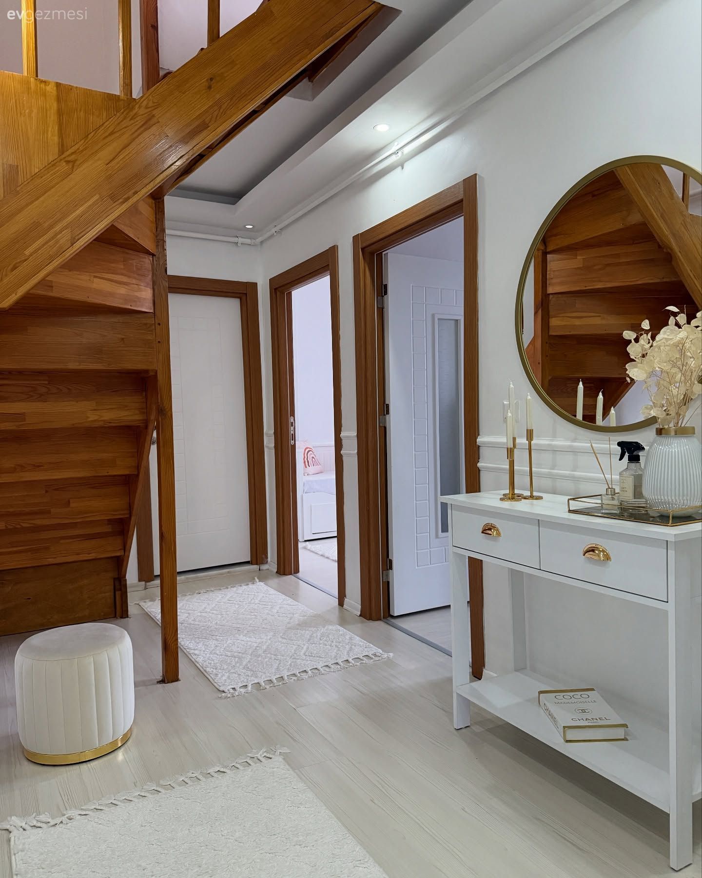 Bu İki Katlı Evde Modern Stil Çok Baskın