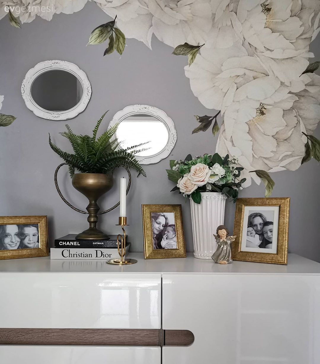 Gri, Beyaz, Duvar kağıdı, Duvar dekorasyonu, Ayna, Vazo, Ev Aksesuar, Çerçeve, Çiçekler, Dresuar