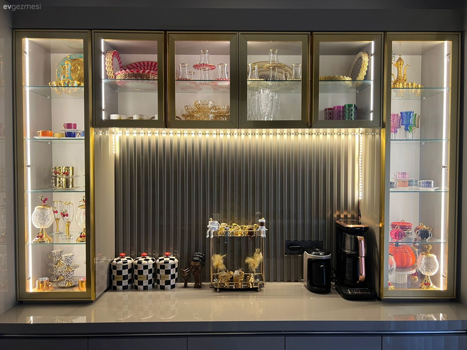 Kahve köşesi, Gri, Cam kapaklı dolap, Mutfak aksesuarları, Mutfak