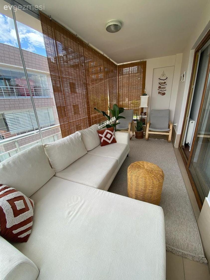 Balkon, Bohem Dekorasyon, İskandinav, Beyaz, Hasır, Gri, Balkon oturma grubu, Köşe koltuk, Koltuk takımı, Ev bitkisi, Saksı, Kırlent, Ev tekstili