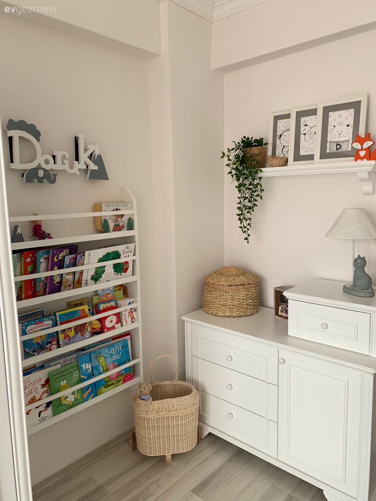 Kitaplık, Duvar rafı, Duvar dekorasyonu, Hasır sepet, Abajur, Aydınlatma