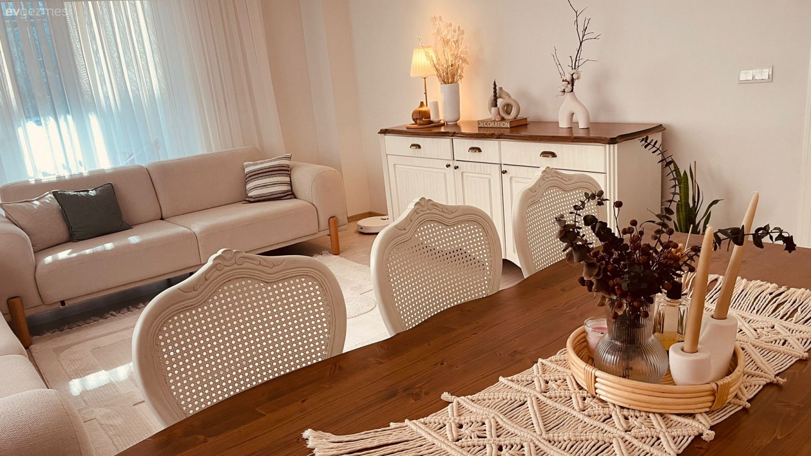 Salon, Modern, Beyaz, Krem, Bej, Koltuk takımı, Tv ünitesi, Tv ünitesi aksesuarları, Ev Aksesuar, Sandalye, Country, Yemek masası, Konsol, Konsol üzeri dekoratif objeleri