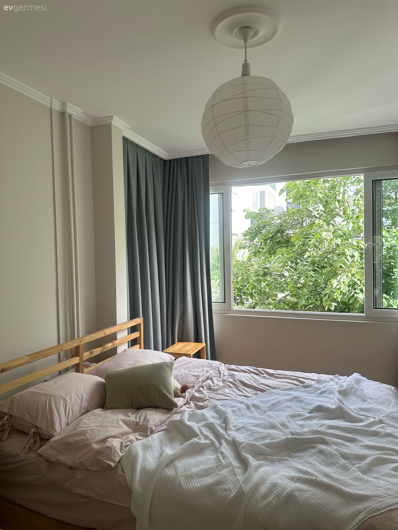 Bu İzmir Evinin Genelinde Salaş Görüntü Hakim