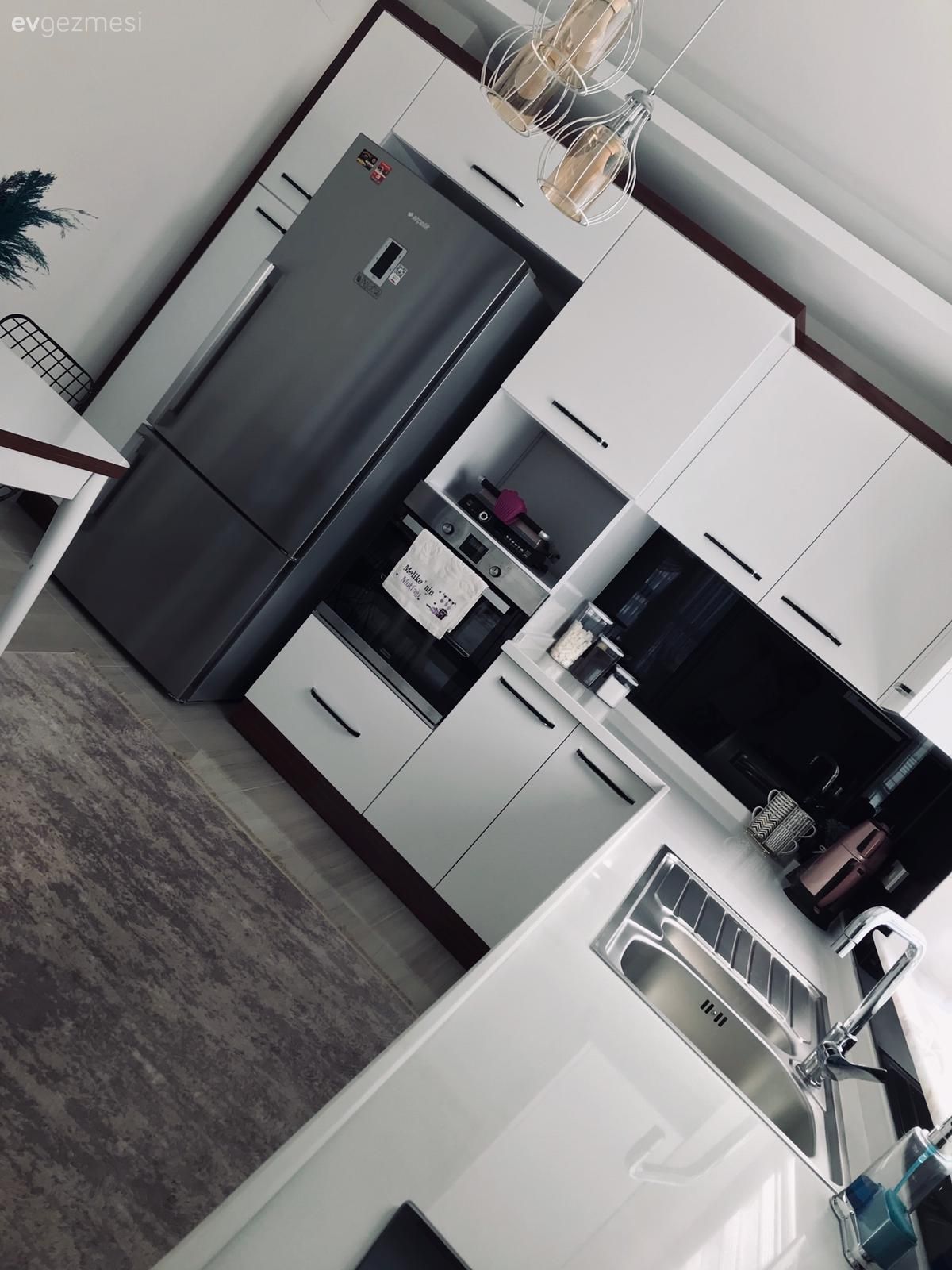 Mutfak, Beyaz, Siyah, Mutfak tezgahı, Mutfak tezgah arası, Mutfak halısı, Mutfak masası, Sandalye, Mutfak Avize Modelleri, Ankastre, Tül perde, Perde, Mutfak perdesi