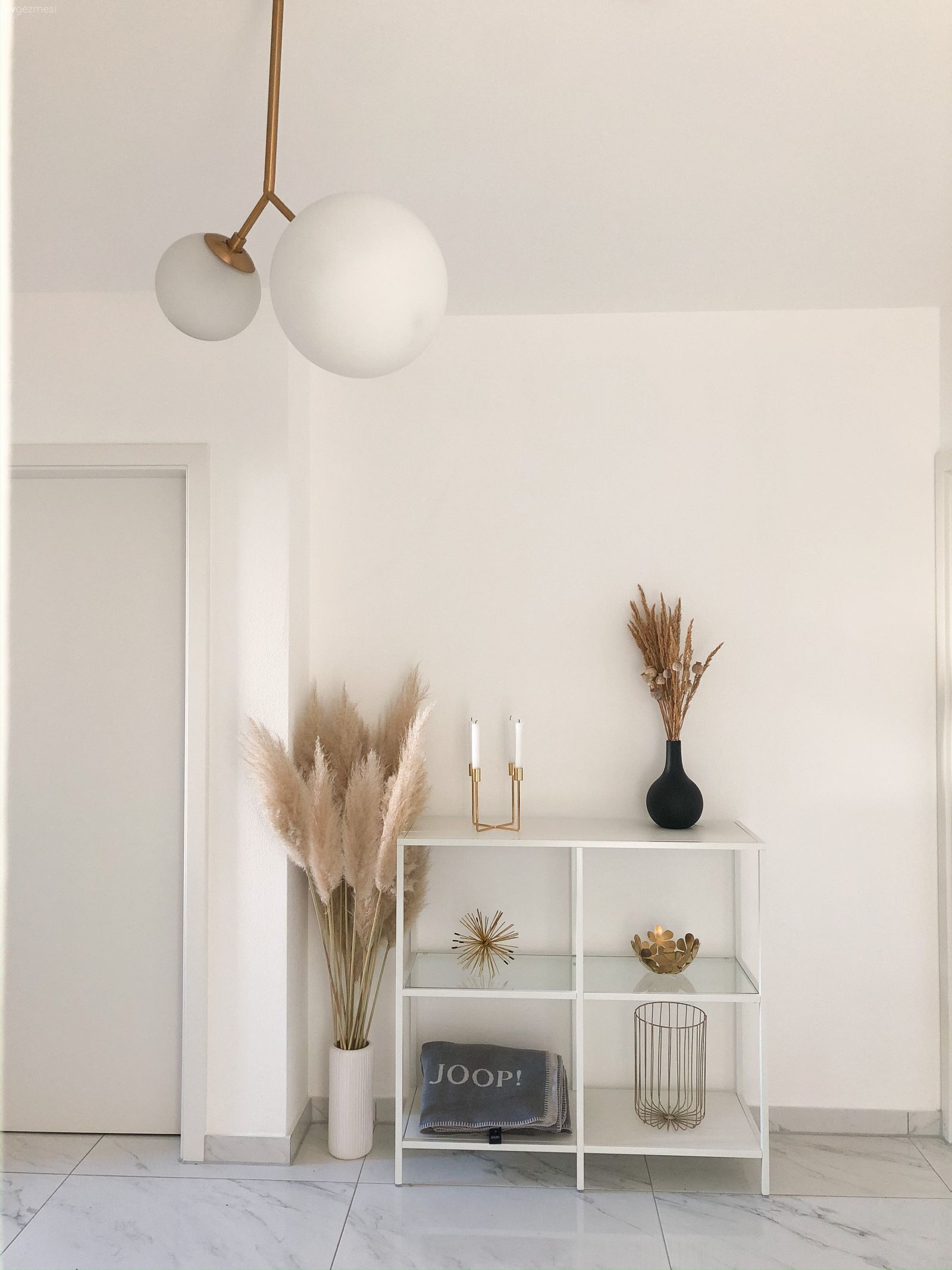 Beyaz, Dresuar, Dresuar dekorasyonu, Vazo, Ev Aksesuar, Pampas otu, Dekoratif Objeler, Avize, Aydınlatma