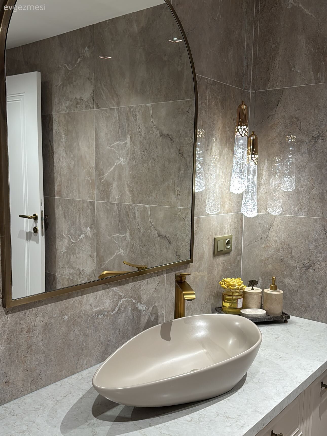 Yeni Yapılan Bu Evin Açık Mutfağı ve Banyosu Zarif Seçimlerle Dolu