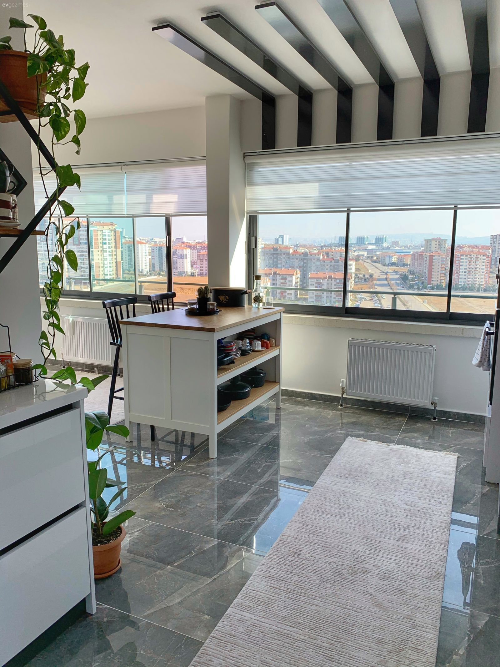 Mutfak, Modern mutfak, Beyaz, Siyah, Kulpsuz mutfak dolabı, Mutfak zemin seramikleri, Tavan dekorasyon, Mutfak perdesi, Mutfak halısı, Ev bitkisi, Saksı, Mutfak masası, Sandalye