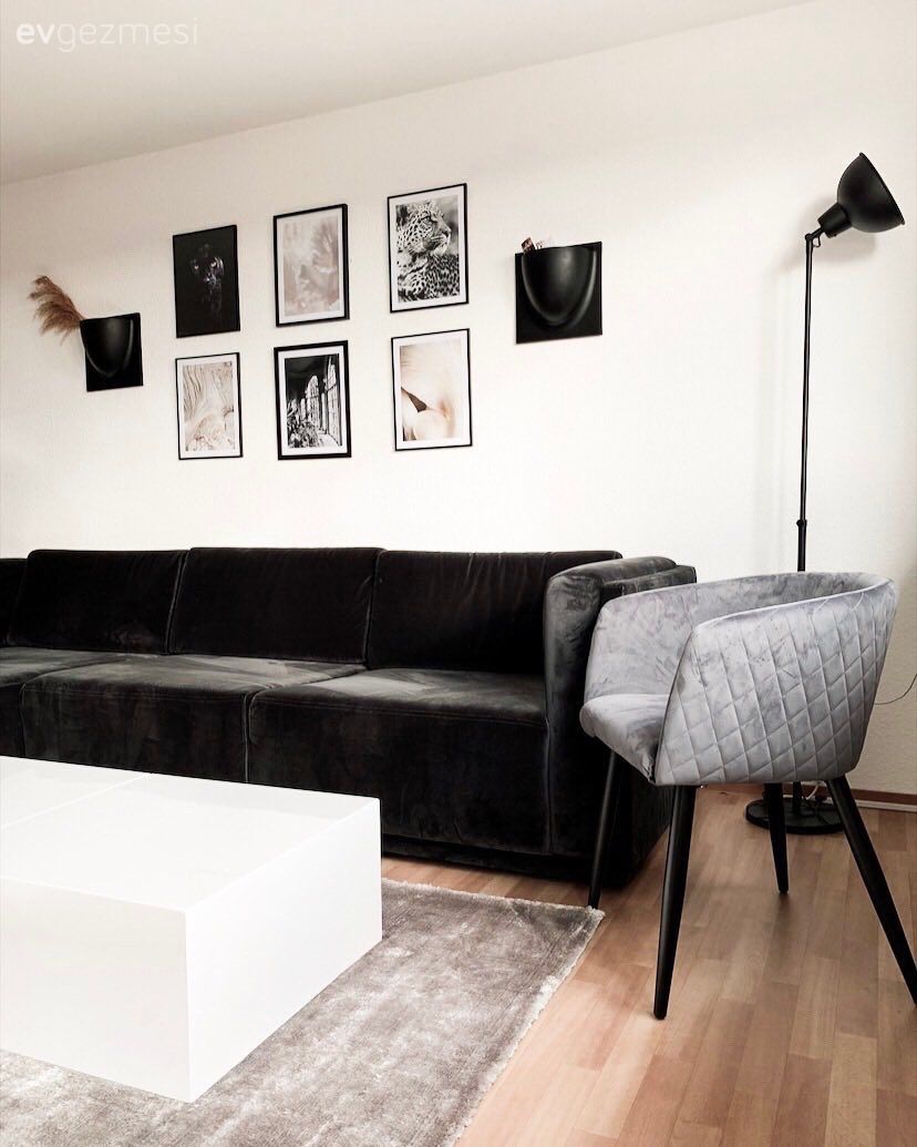 Salon, Modern, Büyük salon, Köşe koltuk, Koltuk takımı, Siyah, Beyaz, Gri, Tablo, Duvar dekorasyonu, Lambader, Aydınlatma, Orta sehpa, Sehpa, Halı, Salon halısı, Kırlent, Ev tekstili, Çizgili desen, Desenler, Berjer