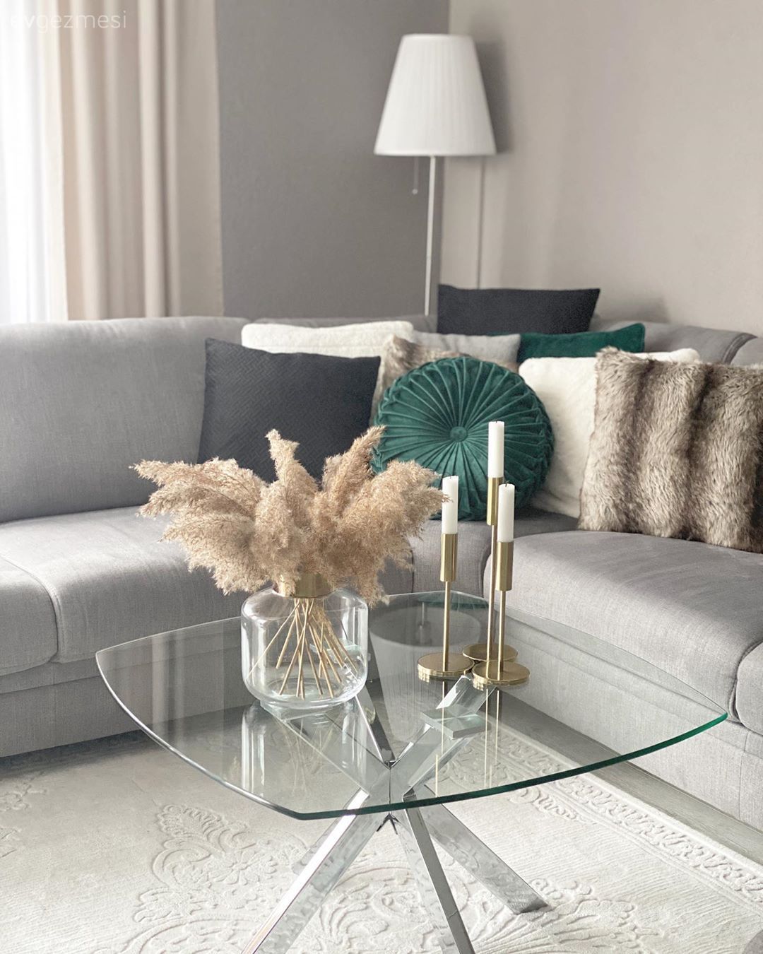 Salon, Gri, Yeşil, Köşe koltuk, Koltuk takımı, Vazo, Ev Aksesuar, Pampas otu, Şamdan, Lambader, Aydınlatma, Fon perde, Perde, Gri duvar, Halı, Salon halısı