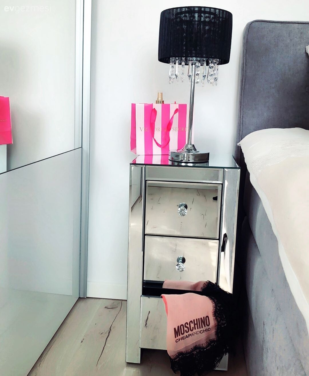 Yatak Odası, Komodin, Aynalı mobilya, Ayna, Ayna kapaklı dolap, Abajur, Aydınlatma, Siyah