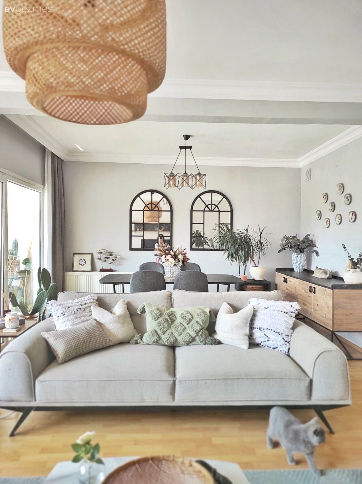 Salon, Bohem Dekorasyon, Gri, Siyah, Beyaz, Kırlent, Ev tekstili, Koltuk takımı, Parke, Orta sehpa, Sehpa, Sandalye, Yemek masası, Konsol, Konsol üzeri dekoratif objeleri, Ev bitkisi, Hasır