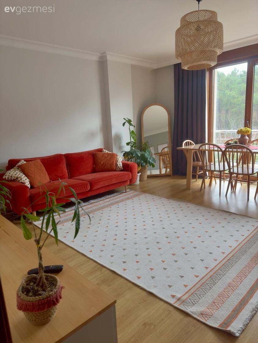 Salon, Bohem Dekorasyon, Turuncu, Krem, Bej, Beyaz, Köşe koltuk, Koltuk takımı, Sandalye, Yemek masası, Fon perde, Perde, Tül perde, Boy aynası, Ayna, Halı, Kilim, Parke, Ev bitkisi, Hasır avize