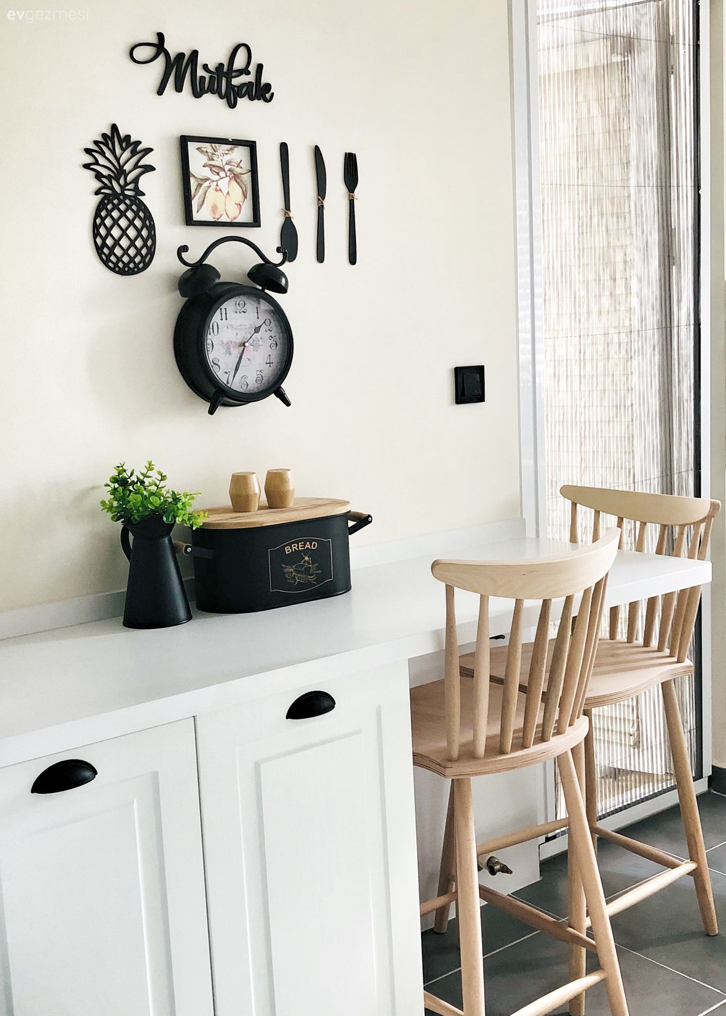 Beyaz, Shaker kapaklı dolaplar, Mutfak, Sandalye, Mutfak aksesuarları