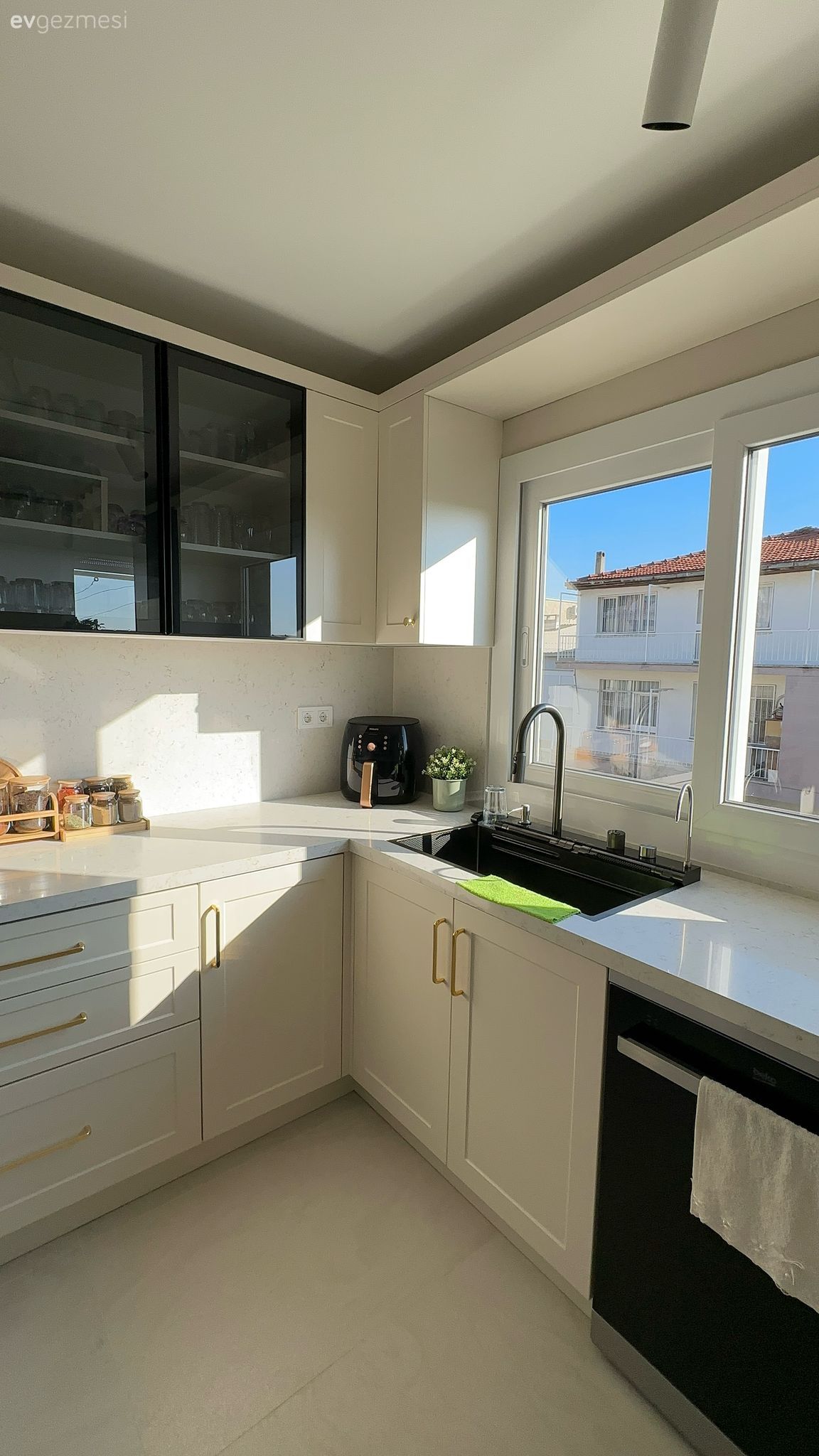 Mutfak Gezmesi: Balkon Kapısı Olmuş Servis Penceresi!