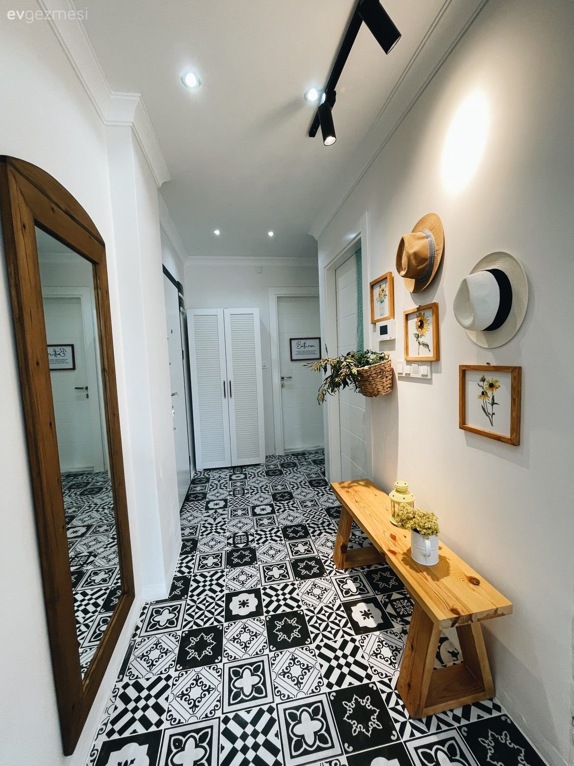 Antre, Beyaz, Bank, Duvar dekorasyonu, Çerçeve, Spot aydınlatma, Aydınlatma, Boy aynası, Ayna