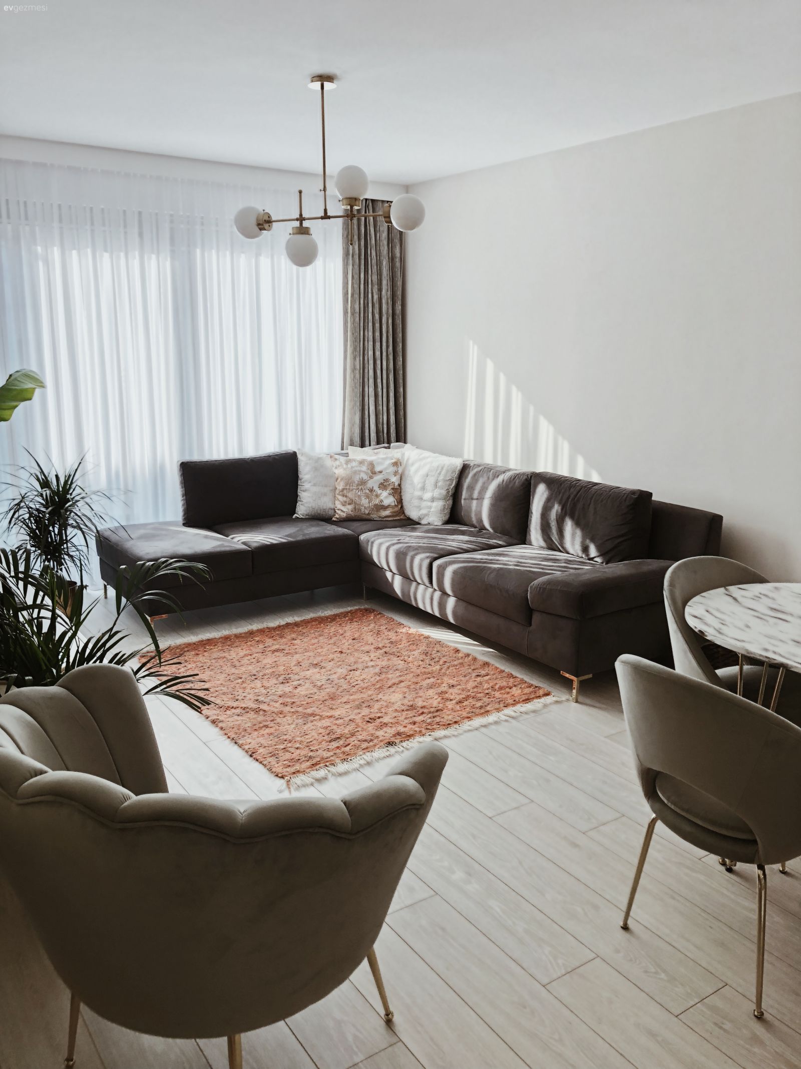 Salon, Büyük salon, Modern, Köşe koltuk, Koltuk takımı, Yeşil, Beyaz, Altın, Turuncu, Fon perde, Perde, Tül perde, Avize, Aydınlatma, Salon avizesi, Halı, Salon halısı, Kırlent, Ev tekstili, Ev bitkisi, Yemek masası, Sandalye, Berjer