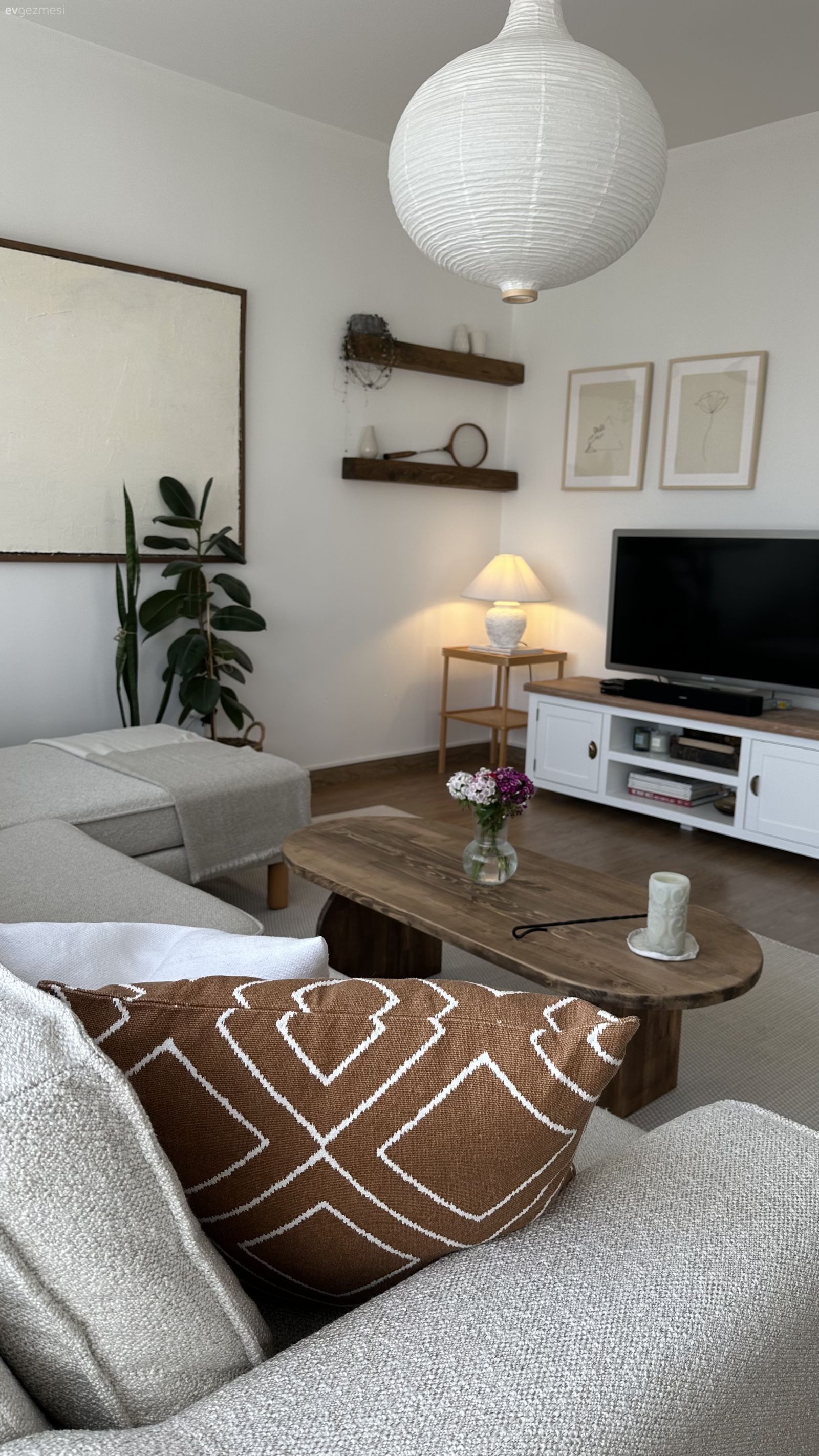 Salon, Modern, İskandinav, Bej, Krem, Ahşap Mobilya, Köşe koltuk, Koltuk takımı, Kahverengi, Tablo, Duvar dekorasyonu, Duvar rafı, Tv ünitesi, Tv ünitesi aksesuarları, Ev Aksesuar, Halı, Salon halısı, Salon avizesi, Dekoratif Objeler