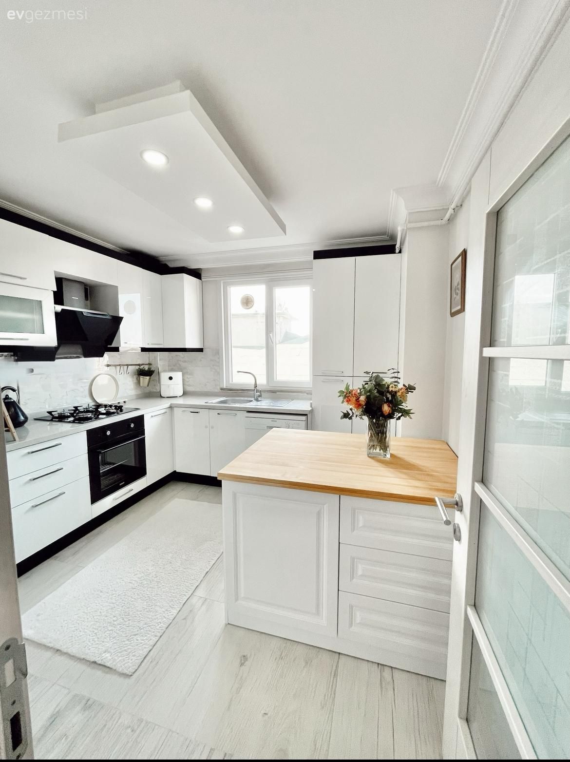 Modern Ruhlu Bu Evde Açık Renkler Birbirinden Kopmamış