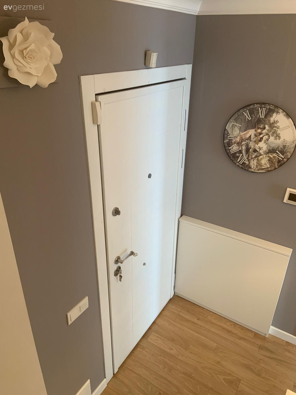 Dubleks evler, Beyaz, Gri duvar, Merdiven, Duvar saati, Duvar dekorasyonu, Duvar panosu