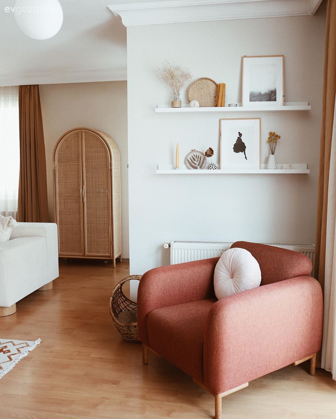 Berjer, Turuncu, Kırlent, Ev tekstili, Beyaz, Hasır, Dolap, Duvar rafı, Duvar dekorasyonu, Çerçeve, Parke, Avize, Aydınlatma