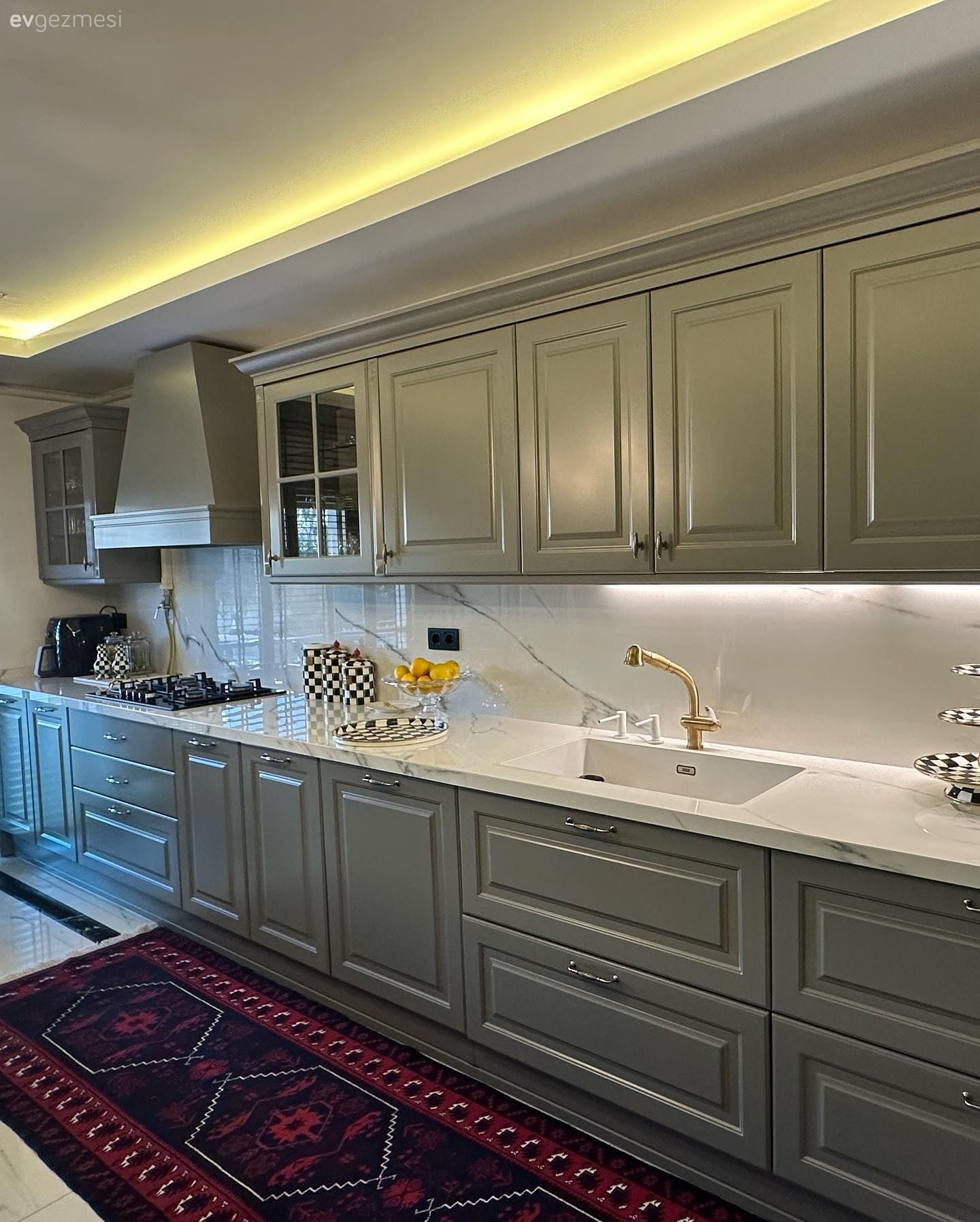 Mutfak, Country, Country mutfak, Gri, Gri mutfak, Beyaz, Mutfak tezgahı, Mutfak tezgah arası, Porselen tezgah, Mutfak aksesuarları, Led aydınlatma, Aydınlatma, Mutfak halısı, El dokuma halı, Halı, Davlumbaz, Eviye 