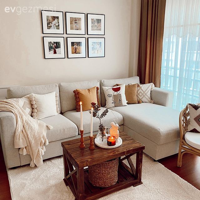 Kahverengi, Salon, Bohem Dekorasyon, Krem, Bej, Modern, Köşe koltuk, Beyaz, Çerçeve, Koltuk takımı, Fon perde, Perde, Tül perde, Orta sehpa, Sehpa, Hasır sepet, Kırlent, Ev tekstili, Rattan sandalye, Duvar dekorasyonu, Halı