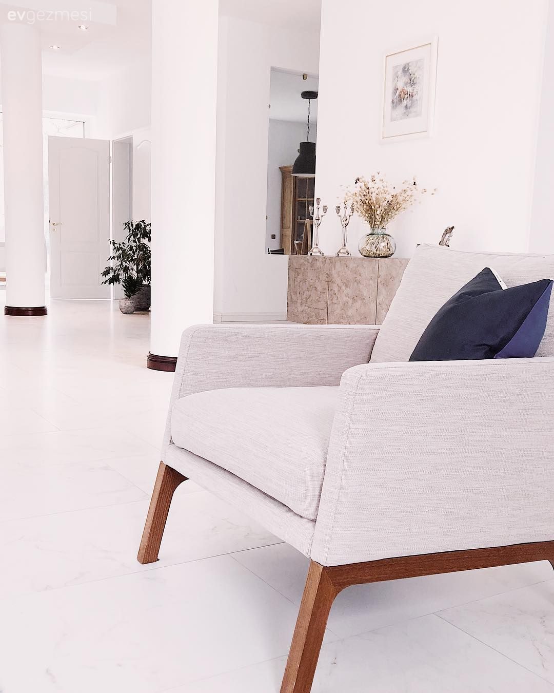 Salon, Dubleks evler, Yüksek tavanlı ev, Konsol, Beyaz, Konsol üzeri dekoratif objeleri, Vazo, Ev Aksesuar, Yapay çiçekler, Şamdan, Berjer, Kırlent