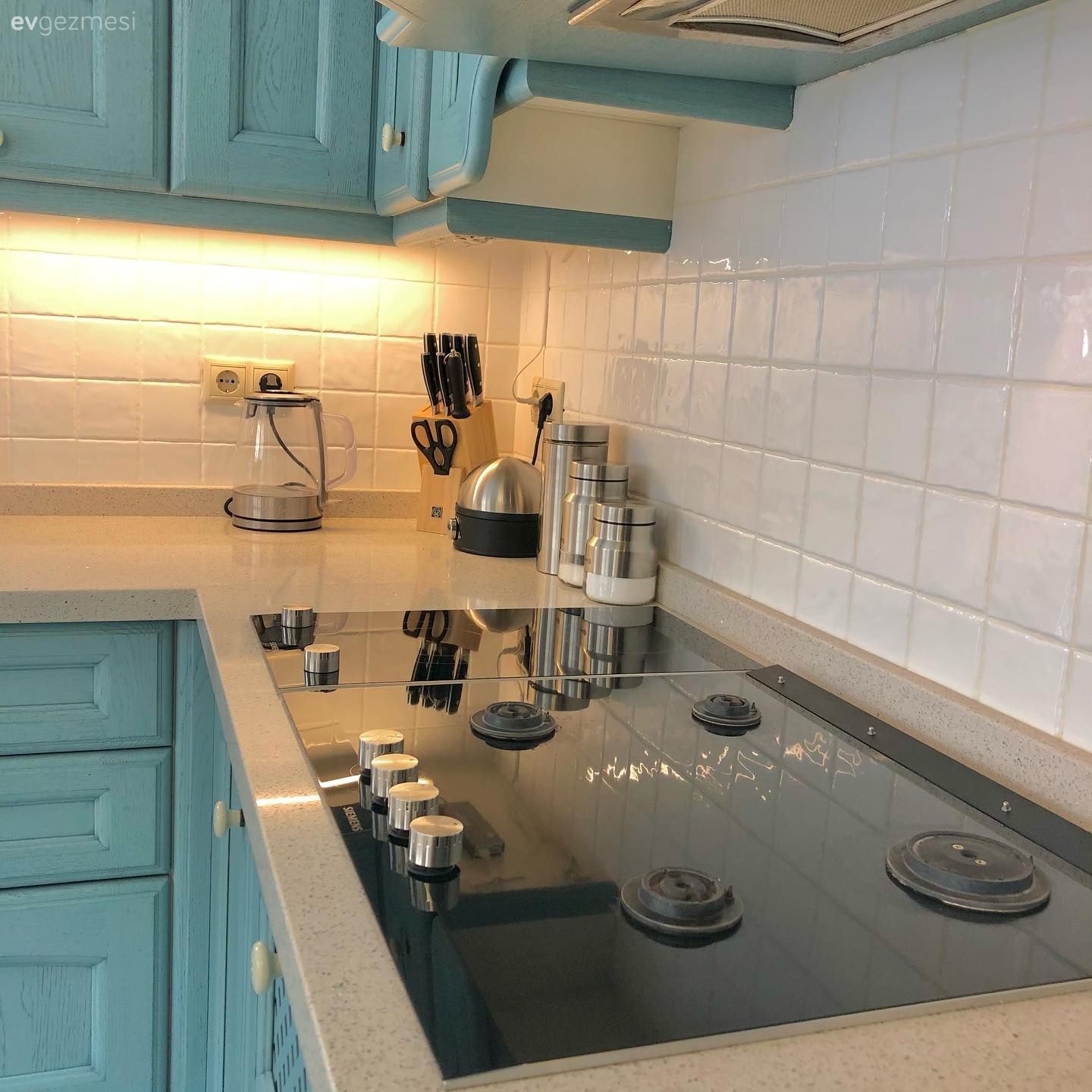 Mutfak, Mavi, Beyaz, Siyah, Cam Ankastre, Ankastre, Mutfak tezgah arası, Tezgah arası seramik, Mutfak tezgahı, Shaker kapaklı dolaplar