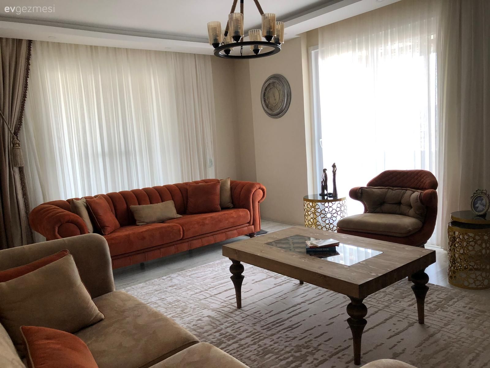 Salon, Modern rustik, Turuncu, Vizon, Altın, Siyah, Koltuk takımı, Orta sehpa, Sehpa, Tv ünitesi, Tv ünitesi aksesuarları, Ev Aksesuar, Halı, Salon halısı, Avize, Aydınlatma, Salon avizesi, Berjer, Yan sehpa, Dekoratif Objeler, Tül perde, Perde