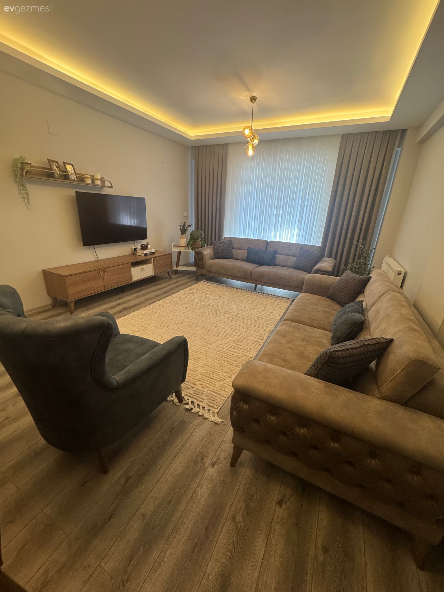 Salon, Modern, Vizon, Gri, Tv ünitesi, Tv ünitesi aksesuarları, Ev Aksesuar, Halı, Led aydınlatma, Aydınlatma, Kırlent, Ev tekstili