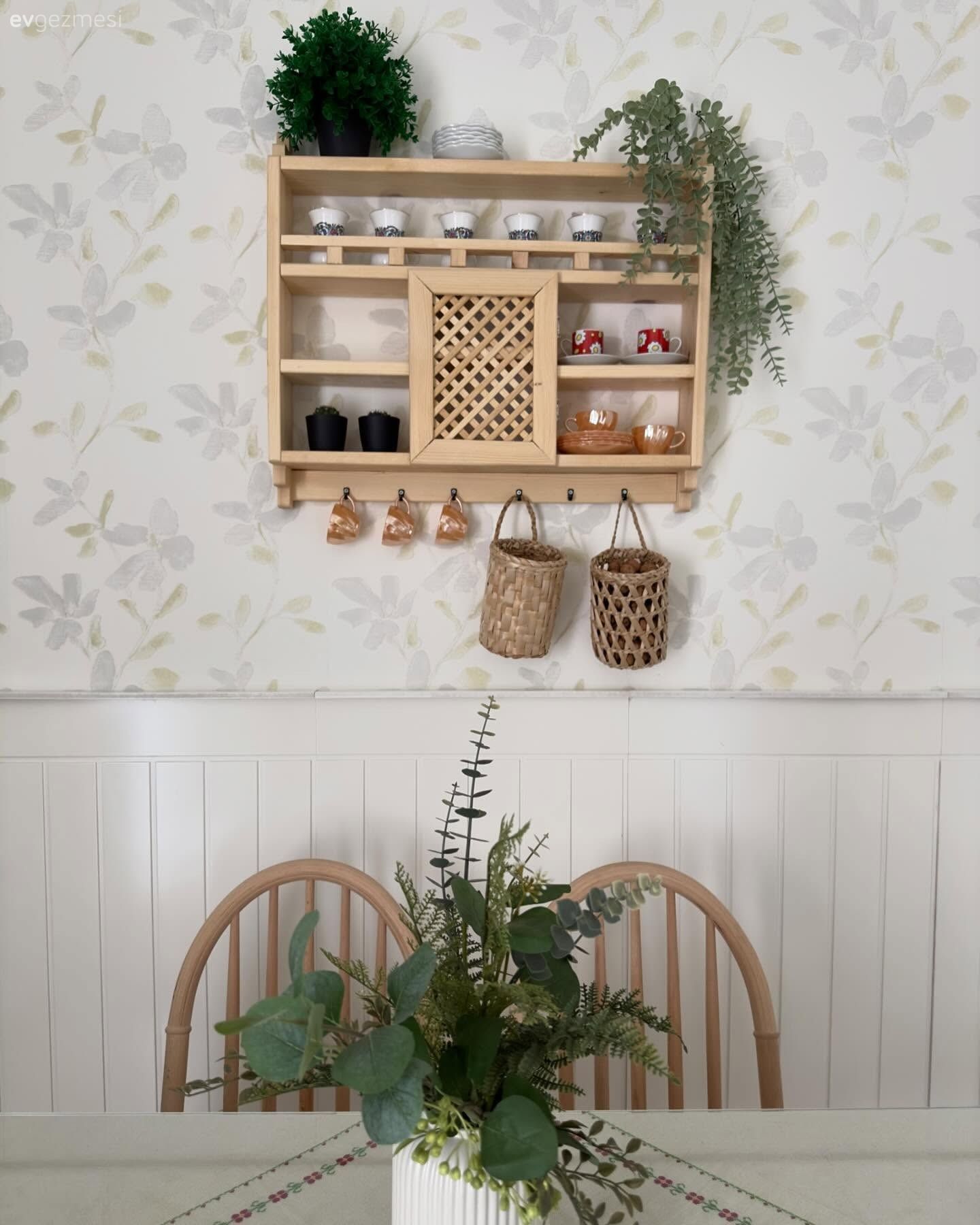 Mutfak rafı, Mutfak, Duvar dekorasyonu, Çiçekli desen, Desenler, Duvar çıtalama, Mutfak sandalyesi