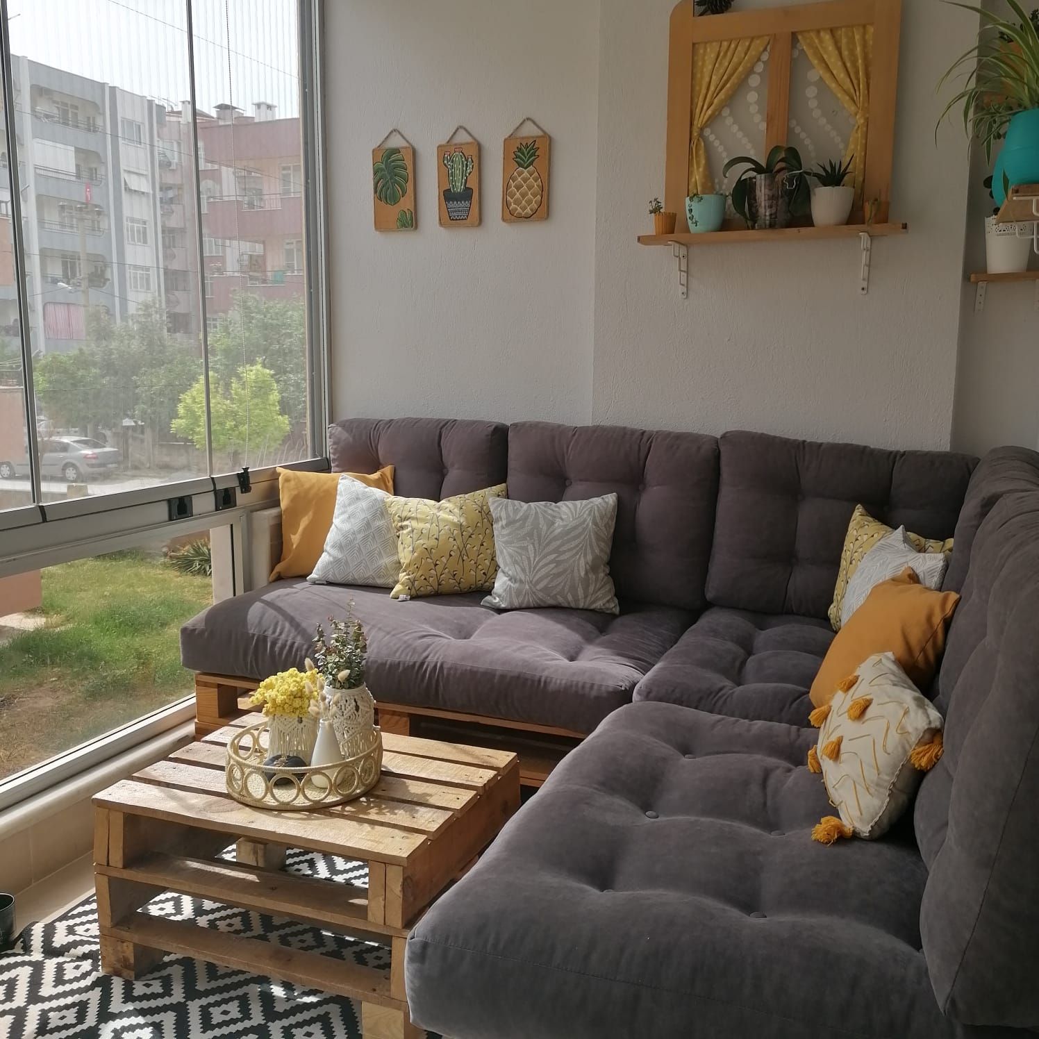 Balkon, Kapalı balkon, Gri, Sarı, Balkon masası, Balkon duvar dekorasyonu, Balkon halısı
