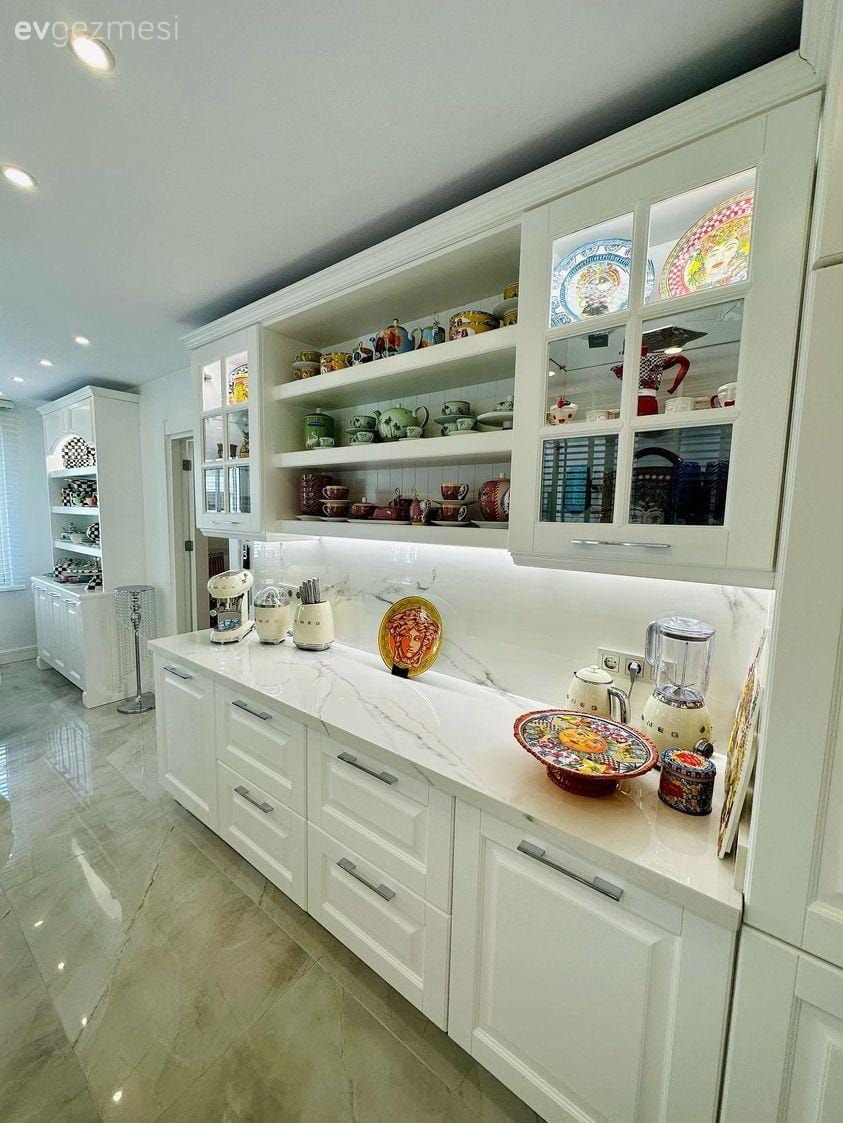 Mutfak, Beyaz, Siyah, Country mutfak, Country, Mutfak tezgahı, Mutfak aksesuarları, Sandalye, Mutfak masası, Spot aydınlatma, Aydınlatma, Siyah- Beyaz, Cam kapaklı dolap, Shaker kapaklı dolaplar