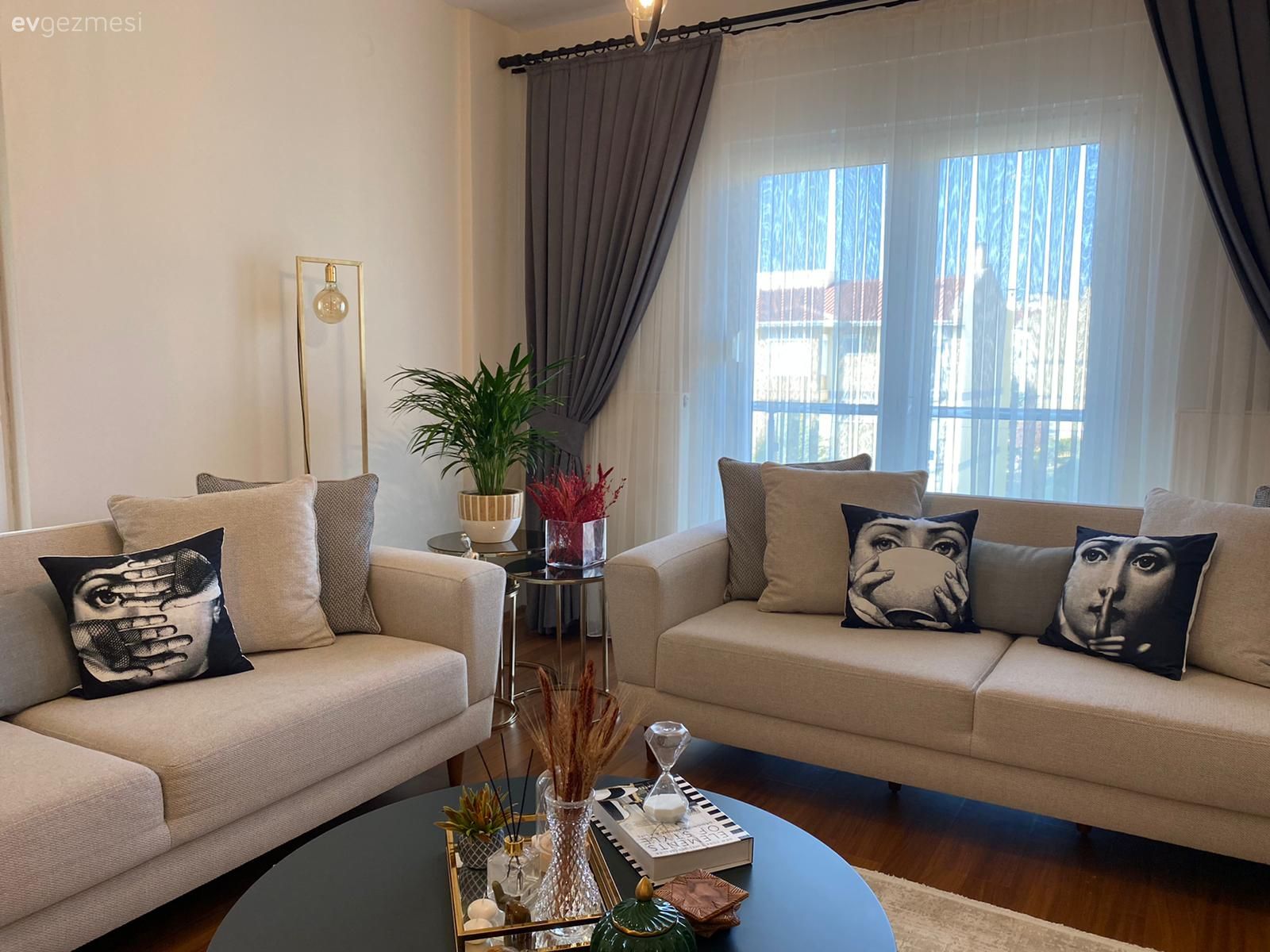 Salon, Art deko, Beyaz, Gri, Beyaz koltuk, Koltuk takımı, Fon perde, Perde, Tül perde, Halı, Salon halısı, Orta sehpa, Sehpa, Metal ayaklı sehpa, Yuvarlak sehpa, Tv ünitesi, Tv ünitesi aksesuarları, Ev Aksesuar, Avize, Aydınlatma, Salon avizesi, Dekoratif Objeler, Kırlent, Ev tekstili, Lambader