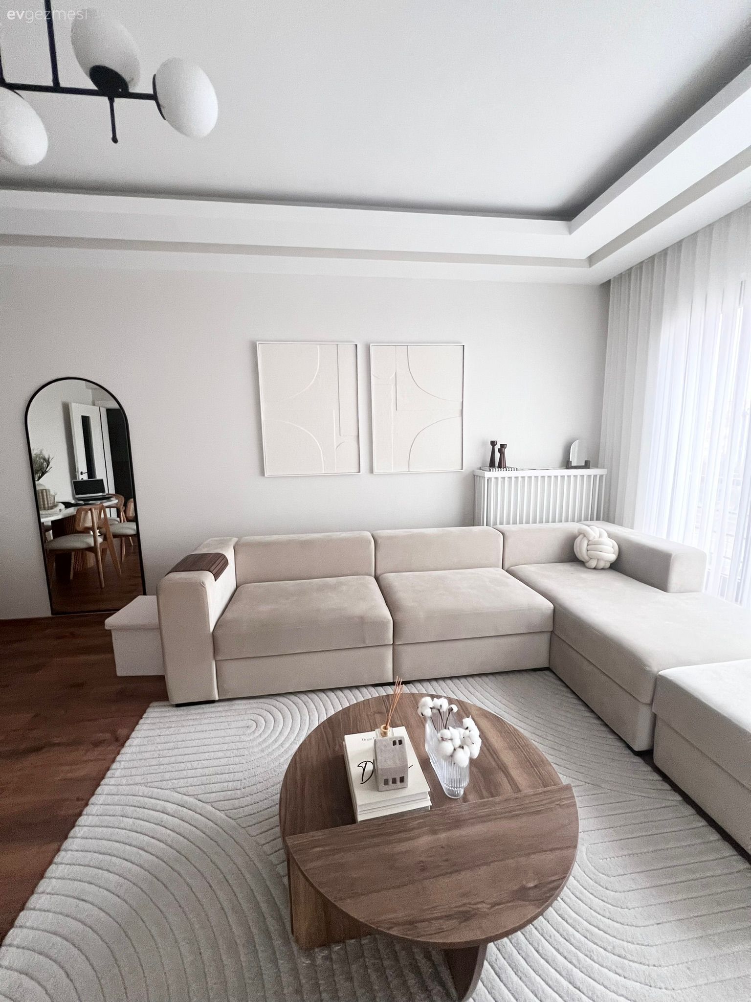 Salon, Krem, Bej, Köşe koltuk, Koltuk takımı, Tablo, Duvar dekorasyonu, Halı, Salon halısı, Orta sehpa, Sehpa, Tül perde, Perde, Boy aynası, Ayna, Parke, Avize, Aydınlatma, Kırlent, Ev tekstili, Ahşap Mobilya