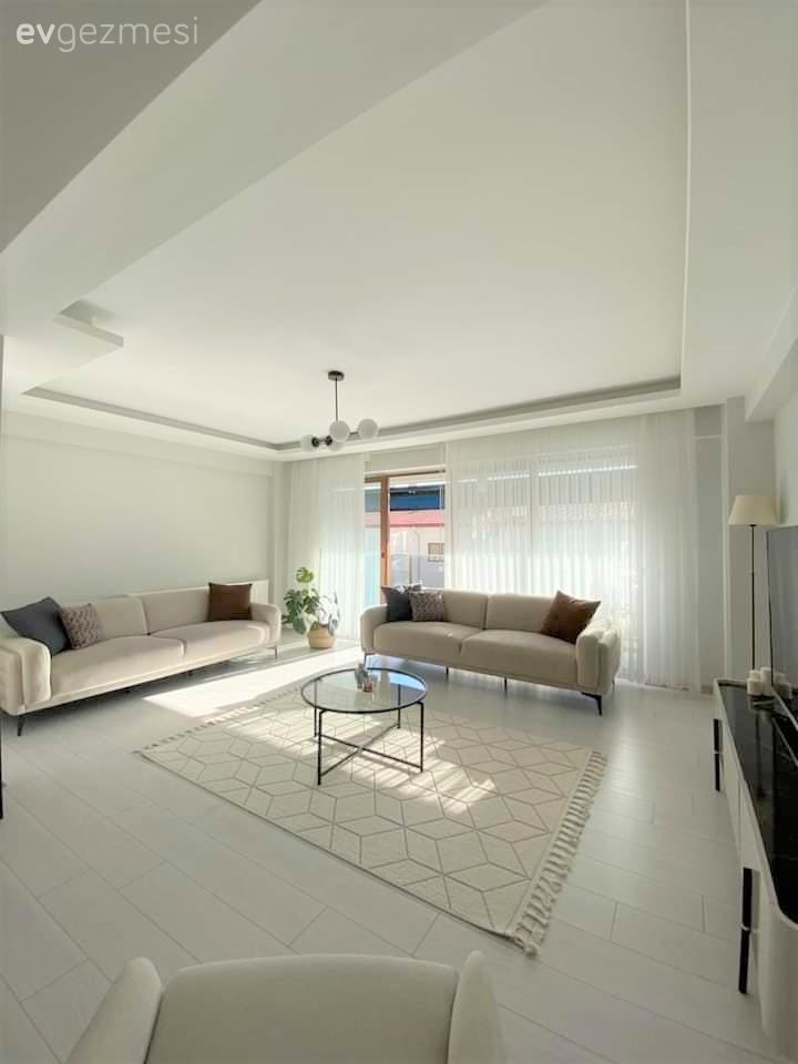 Salon, Beyaz, Krem, Bej, Koltuk takımı, Orta sehpa, Sehpa, Cam orta sehpa, Halı, Salon halısı, Tül perde, Perde, Avize, Aydınlatma, Salon avizesi, Lambader, Tv ünitesi, Kırlent, Ev tekstili, Berjer, Saksı, Ev bitkisi