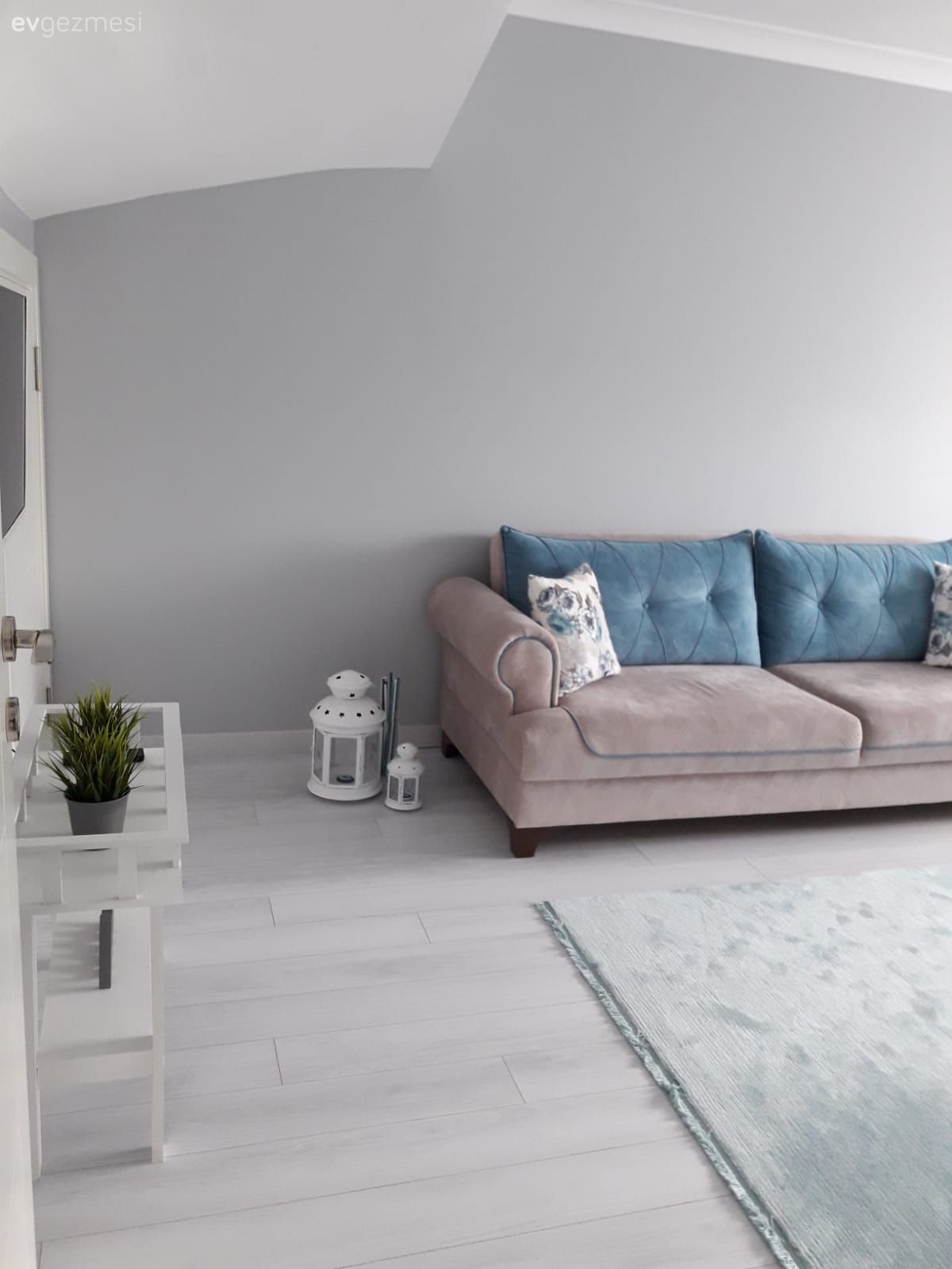 Oturma Odası, Krem, Mavi, Koltuk takımı, Halı, Perde, Kırlent, Ev tekstili, Sehpa, Beyaz, Fener, Ev Aksesuar