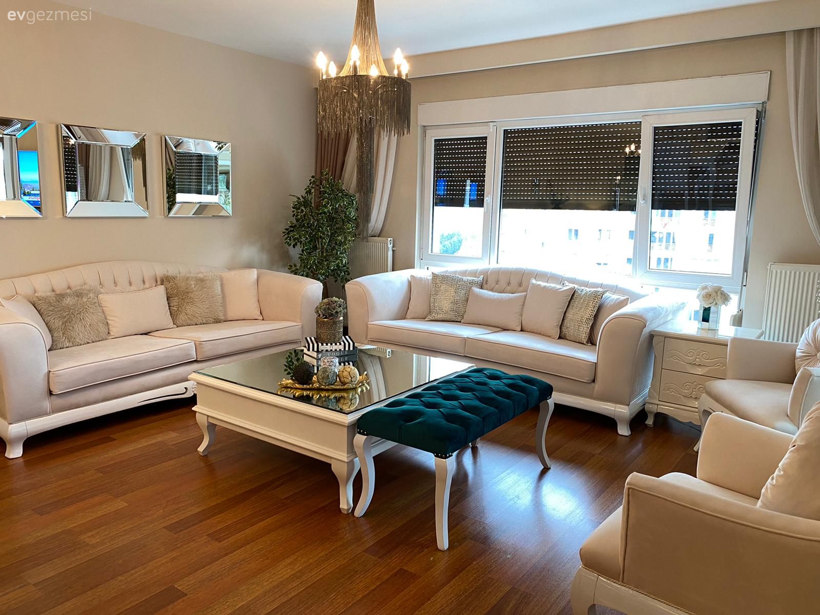 Salon, Art deko, Beyaz, Zümrüt yeşili, Koltuk takımı, Orta sehpa, Sehpa, Avize, Aydınlatma, Ayna, Fon perde, Perde, Parke, Ev bitkisi, Yemek masası, Sandalye, Kapitone sandalye, Sehpa üstü aksesuarı, Ev Aksesuar, Kırlent, Ev tekstili, Jaluzi