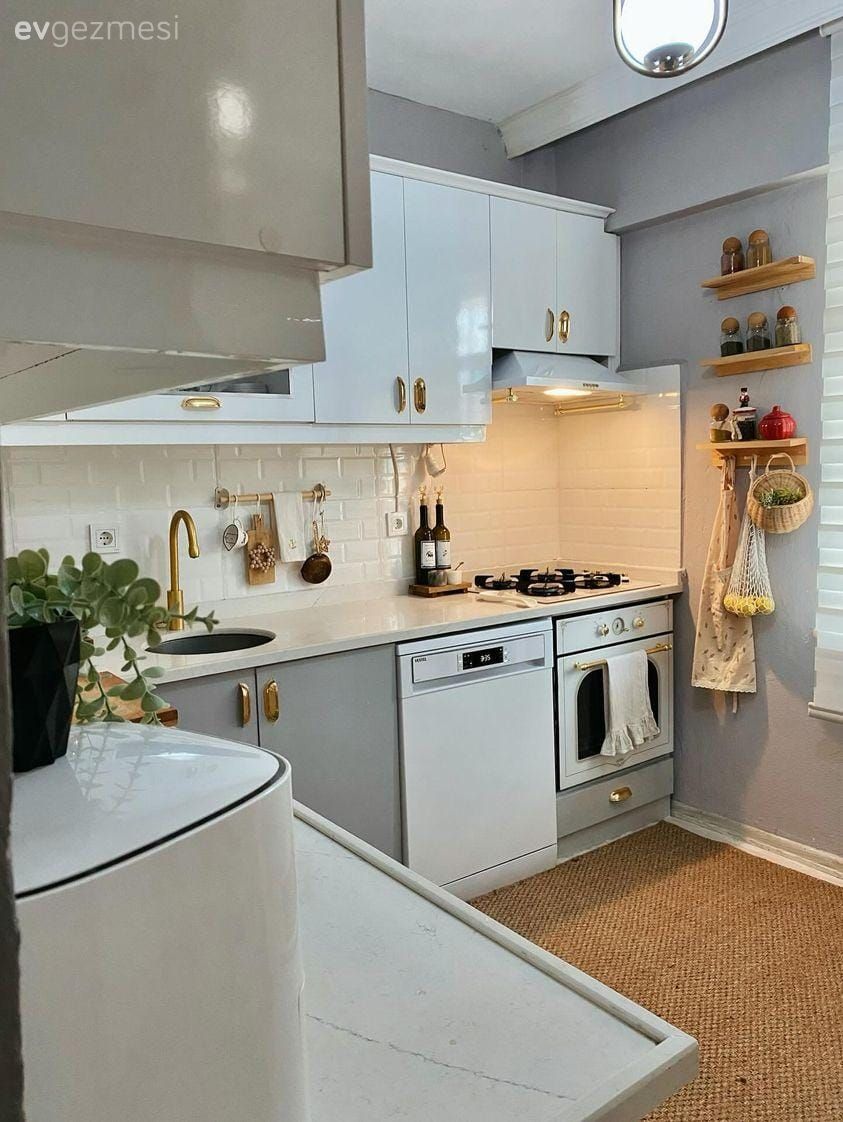 Mutfak, Beyaz, Bej, Mutfak tezgahı, Mutfak tezgah arası, Tezgah arası seramik, Mutfak halısı, Ankastre, Gri duvar, Mutfak aksesuarları, Dekoratif Objeler, Jüt halı, Halı, Country, Country mutfak