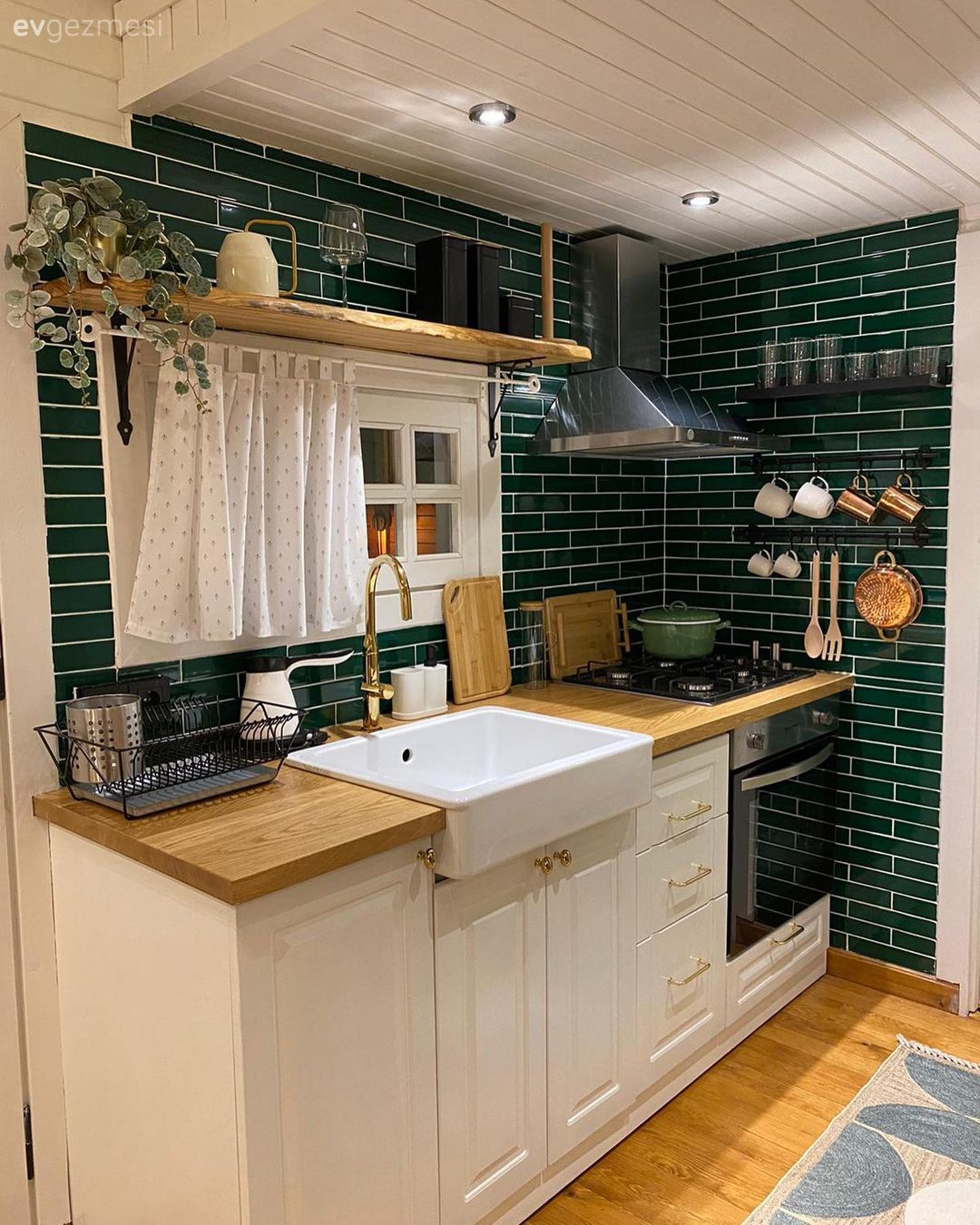 Mutfak, Beyaz, Rustik mutfak, Yeşil, Mutfak tezgahı, Mutfak tezgah arası, Ahşap mutfak tezgahı, Tezgah arası seramik, Spot aydınlatma, Aydınlatma, Lambri