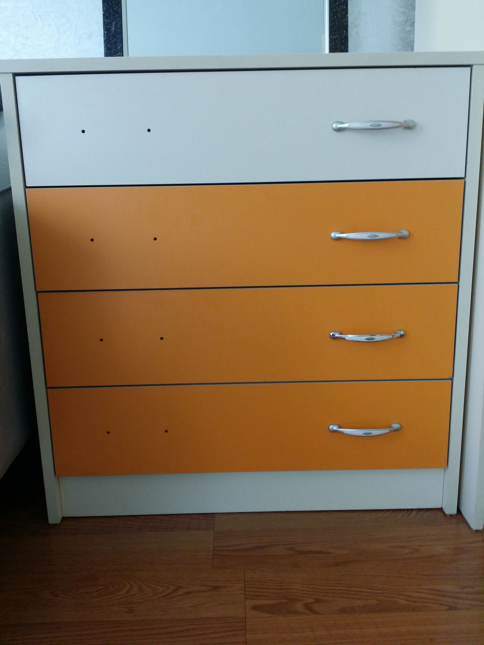 Genc odasını boyamak istiyorum