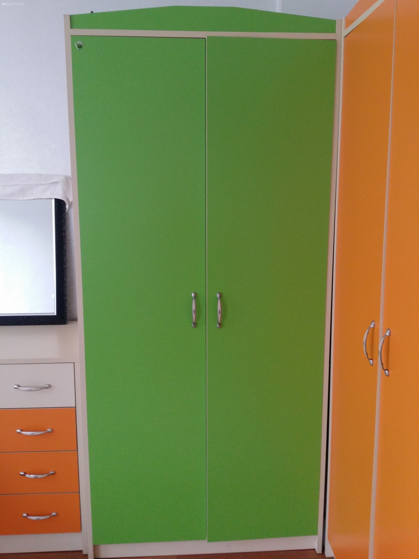 Genc odasını boyamak istiyorum