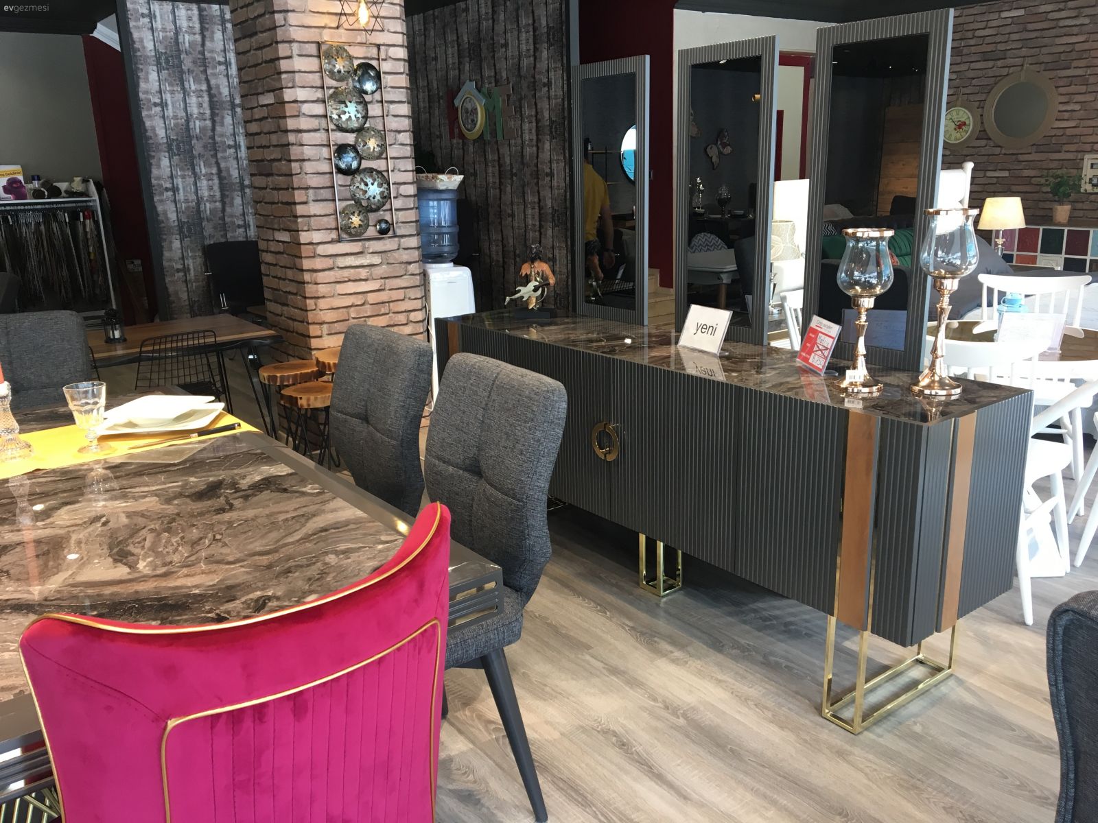 Salon duvar rengi ve perde seçimi ile ilgili yardım