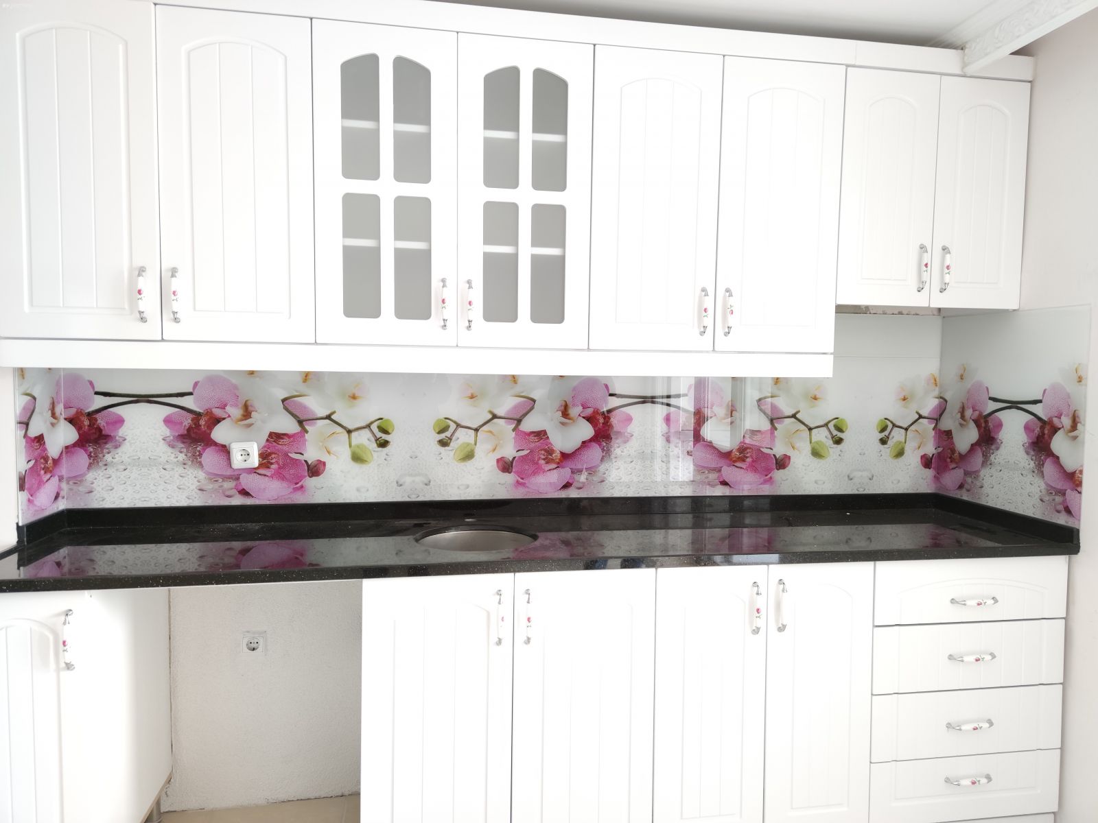 Mutfak tezgah arası cam montajı nasıl yapılır?